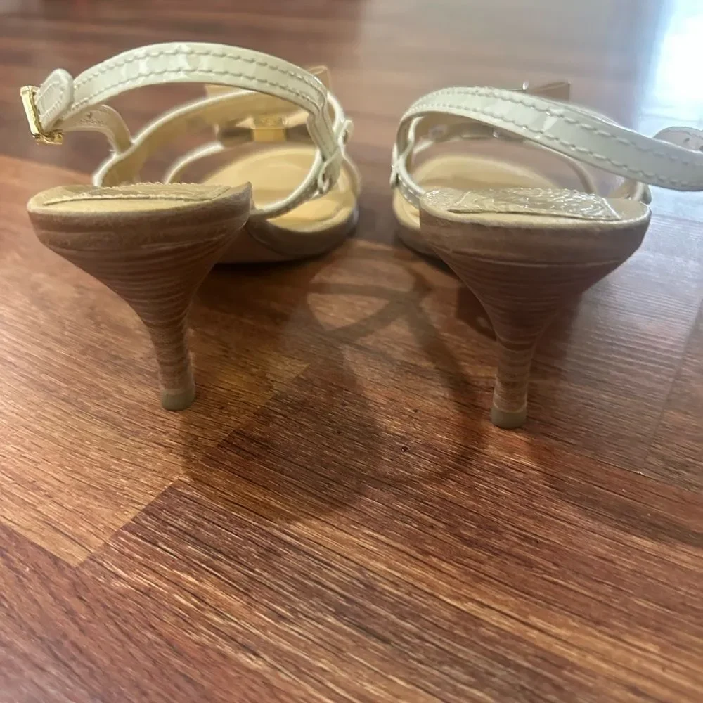 TORY BURCH Elegant Cream Sandals with Bow Accent